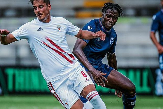 Kelechi John desejado para o centro da defesa