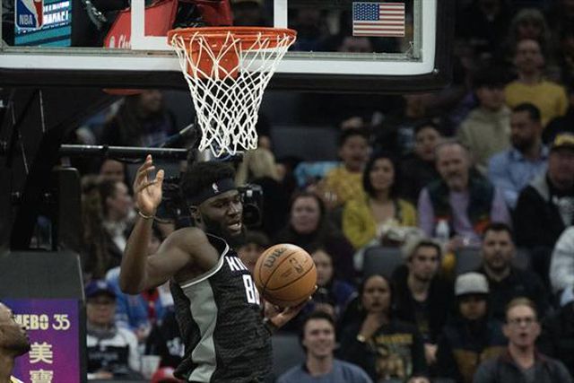 Kings ‘seguram’ Neemias Queta