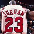 Idoso de 82 anos acusado de vender cromos falsos de Michael Jordan