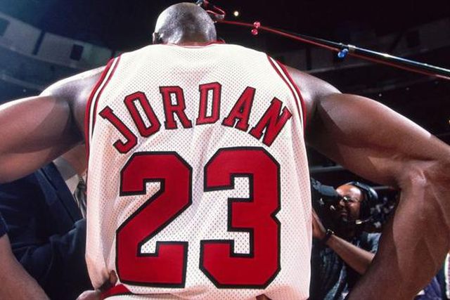 Idoso de 82 anos acusado de vender cromos falsos de Michael Jordan