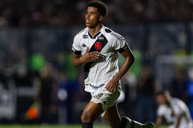 Médio do Chelsea referenciado