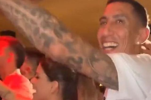 Otamendi mostra Di María a dançar