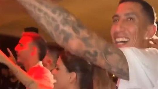 Otamendi mostra Di María a dançar