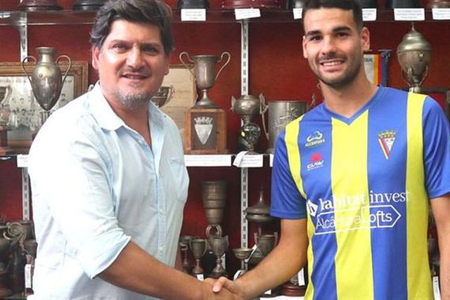 Avançado David Silva contratado