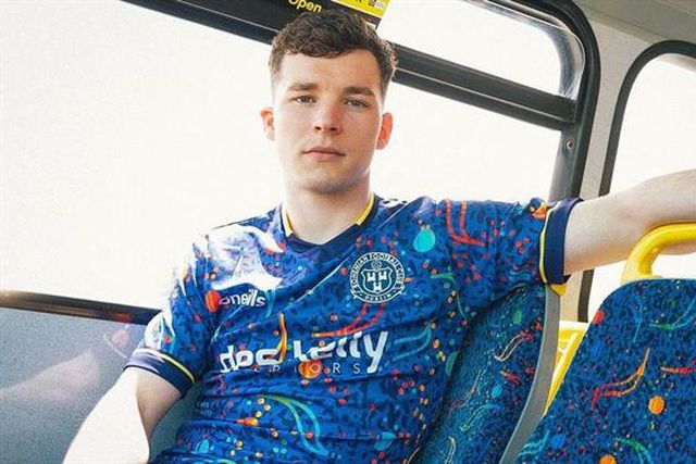 A insólita camisola inspirada no padrão dos bancos de autocarro