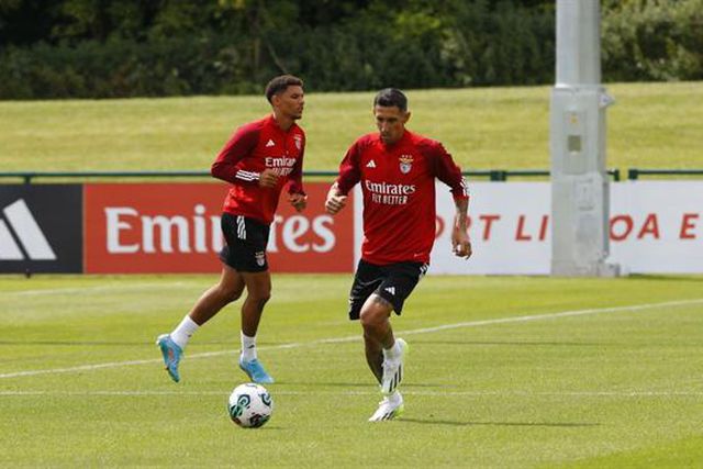 «Sou o único lateral-direito? Acho que não, olhem o Aursnes...»