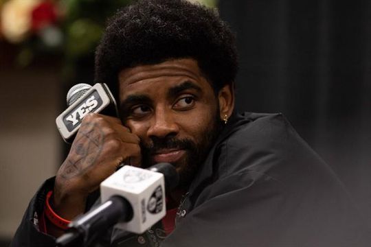 Kyrie Irving renova com os Mavs por €115,6 milhões