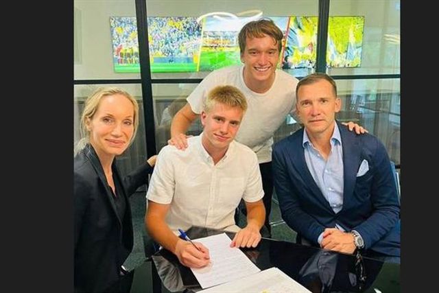 Filho de Shevchenko assina pelo Watford depois do pai ter comemorado o nascimento com golo... ao Watford!