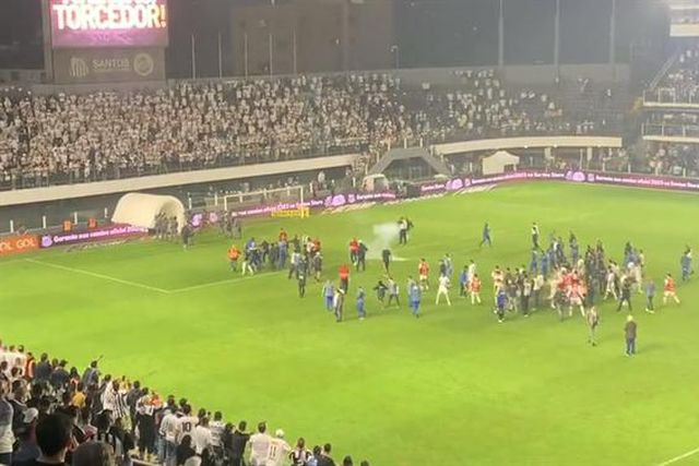 Jogo do Santos termina antes dos 90’ após protesto dos adeptos e jogadores tiveram de sair escoltados (vídeos)