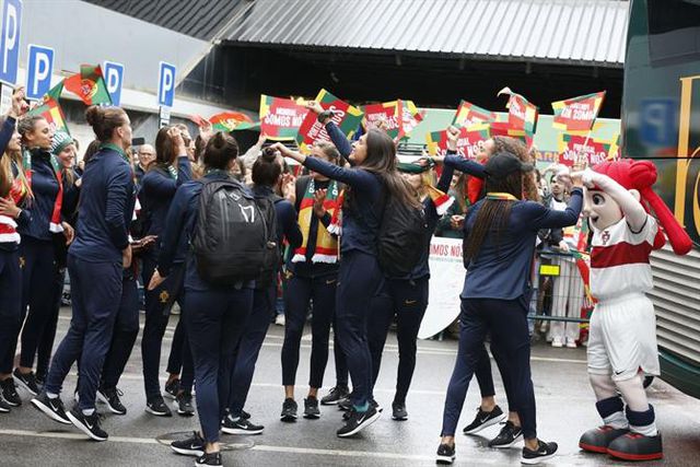 Seleção recebida em euforia no aeroporto (veja as fotos)