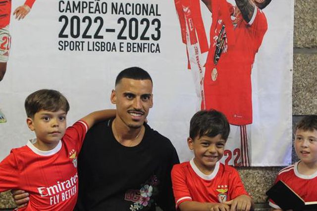 Chiquinho 'engolido' por conterrâneos eufóricos (fotogaleria)