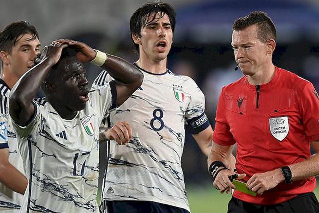 Grupo D: vitória polémica de França sobre Itália e reviravolta suíça (vídeo)