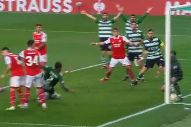 Veja bem esta defesa milagrosa de Adán em cima da linha (vídeo)