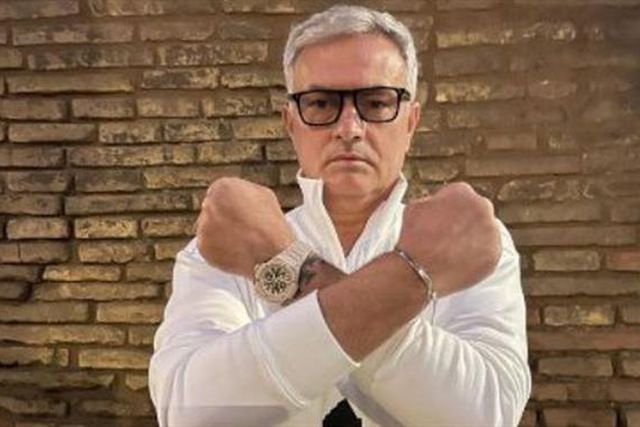 Mensagem publicitária ou algo mais? Mourinho mostra-se 'algemado'