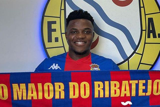 Alverca: Jean Sales renova