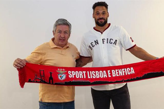 Ponta-direita internacional sueco apresentado no Benfica