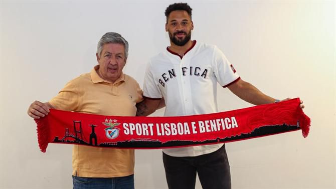 Ponta-direita internacional sueco apresentado no Benfica