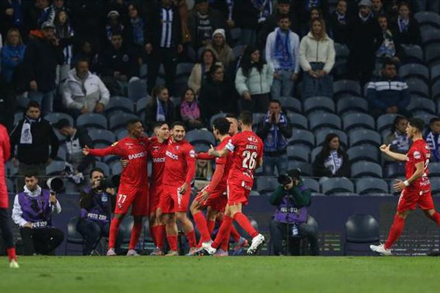 Gil Vicente vence pela primeira vez no Dragão e FC Porto atrasa-se na luta pelo título (veja o resumo)