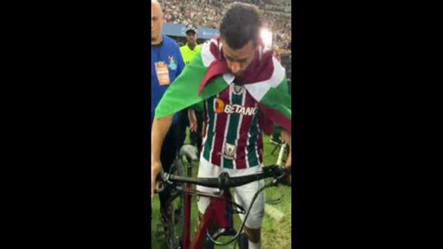 Volta olímpica na despedida de Fred foi de... bicicleta