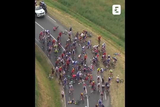 Volta à França esteve interrompida após queda que envolveu vários ciclistas
