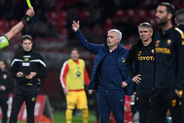 Críticas ao árbitro valem novo castigo a José Mourinho