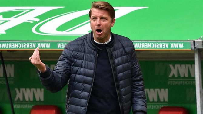 Wolfsburgo anuncia substituto de Van Bommel