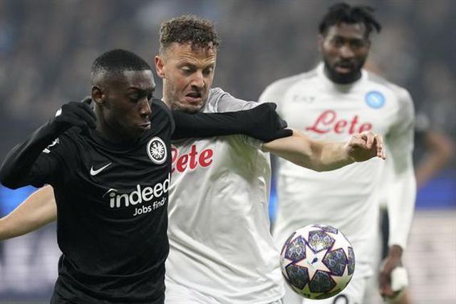 Calcanhar de Kvaratshkelia para Di Lorenzo marcar: show do Nápoles em Frankfurt (vídeo)