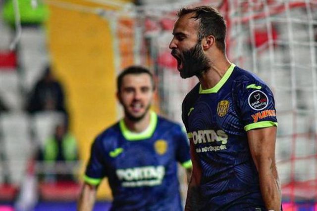 Ex-Sporting é aposta para ajudar histórico em apuros