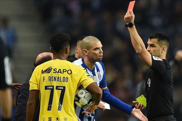 Dragões questionam critérios do árbitro e comparam comportamento com o Benfica