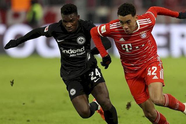 Os onzes de Eintrach Frankfurt e Nápoles: Buta titular, Mário Rui no banco