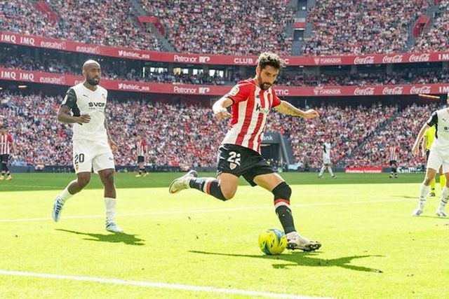 Oficial: experiente internacional fica mais um ano