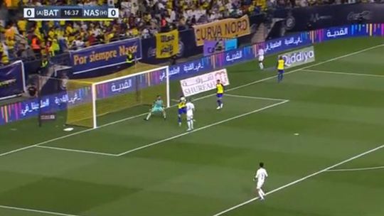 VAR reverte decisão e Ronaldo a perder frente ao último (vídeo)