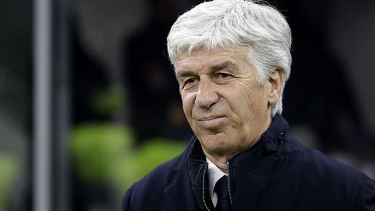 Gasperini foi insultado por adeptos do Milan… e respondeu a atirar uma sanduíche (vídeo)