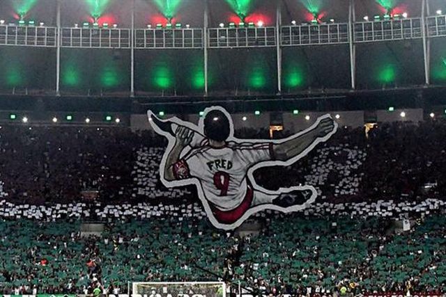 Fred despede-se dos relvados de bicicleta no Maracanã (vídeo)