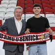 Benfica ganha corrida ao Sporting e contrata prodígio de 16 anos