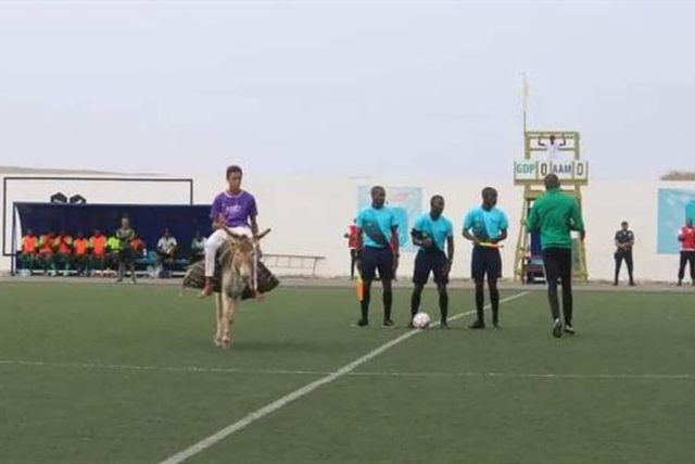 Bola para a final do campeonato chegou… num burro (vídeo)