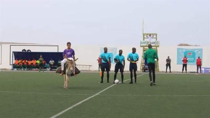 Bola para a final do campeonato chegou… num burro (vídeo)