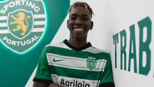 Jovem lateral assina contrato de formação e inspira-se em Esgaio: «Está sempre ligado ao jogo»