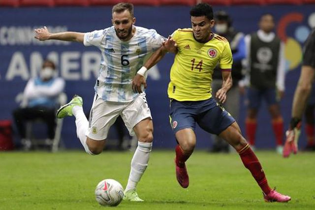 Luis Díaz ao lado de Messi e Neymar no onze ideal