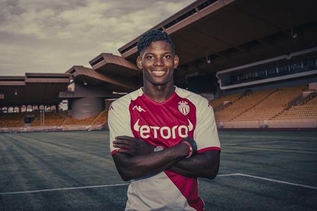 Internacional suíço chega para o ataque