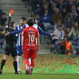 João Mário expulso após mão na bola e alerta do VAR (vídeo)