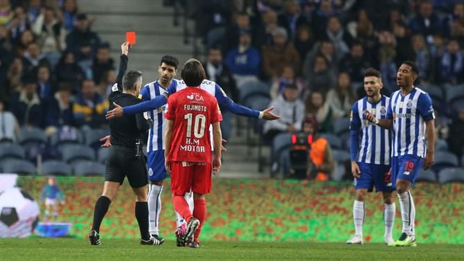 João Mário expulso após mão na bola e alerta do VAR (vídeo)