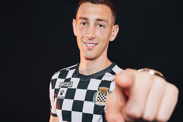 Oficial: Pantera paga €850 mil e fica com Bozeník até 2026