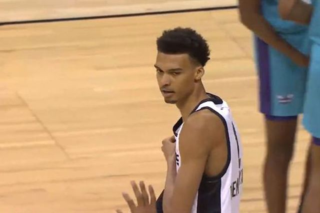 Duplo-duplo de Neemias na noite de estreia discreta de Wembanyama (vídeos)