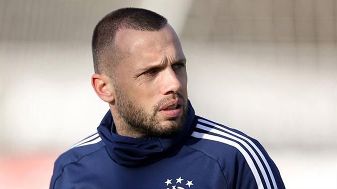 Heitinga vai ser o treinador até ao final da época