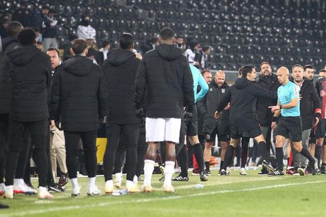 Dérbi de Guimarães acaba com confusão no túnel e intervenção policial