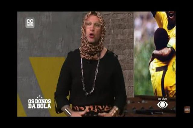 Antigo internacional brasileiro veste-se de sogra de Vítor Pereira na televisão