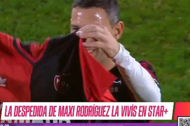 Maxi Rodríguez recebe uma prenda de... D10S! (vídeo)