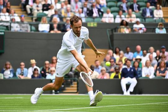 Medvedev vence jogo de dois dias em Wimbledon