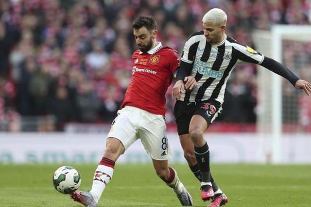 Fim do longo jejum: Man. United bate Newcastle e vence a Taça da Liga (veja os golos)